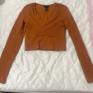 WOMANS HOLLISTER V NECKED CROPPED TOP XS